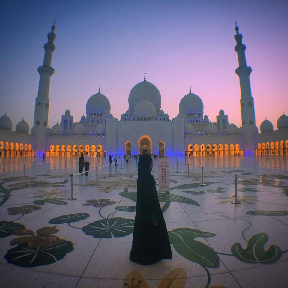 Women wearing abaya at the grand mosque in Abu dhabi