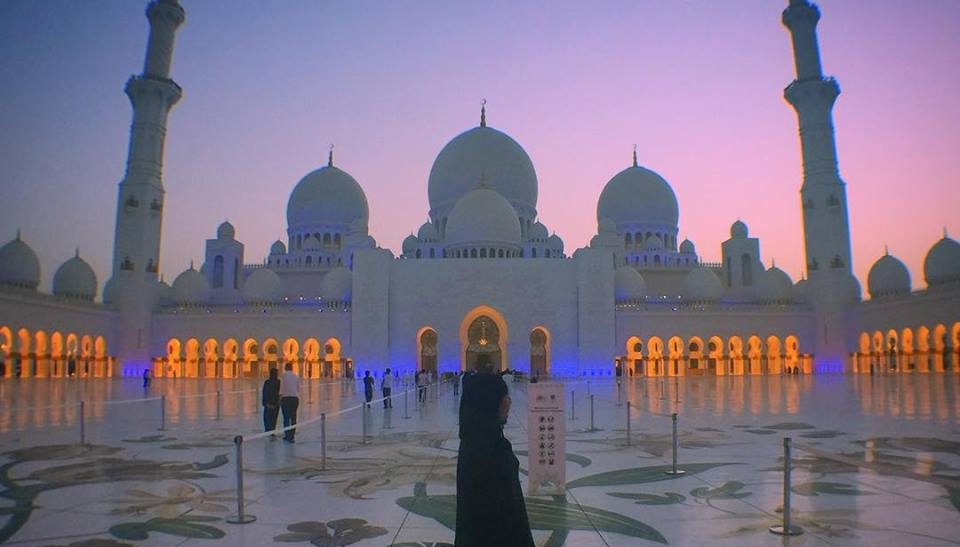 Women wearing abaya at the grand mosque in Abu dhabi